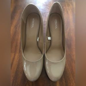 Woman’s Merona nude pumps